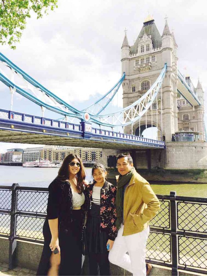 JAYWITH daughters Andrea and Ariana at the Tower Bridge, London