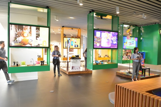 The Globe GEN3 Store is made up of 4 major lifestyle zones – Music, Entertainment, Life and Productivity. With the installations reconfigurable, GEN3 can change its layout and content to give customers new things to discover each visit.