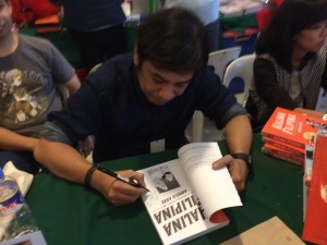 ARRE signs for fans at Komiket