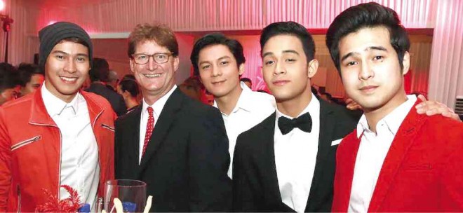 SHARE a Smile: Coca-Cola Atlanta’s Ted Ryan and Coca-Cola ambassadors Enchong Dee, Joseph Marco and Jerome Ponce with actor Diego Loyzaga
