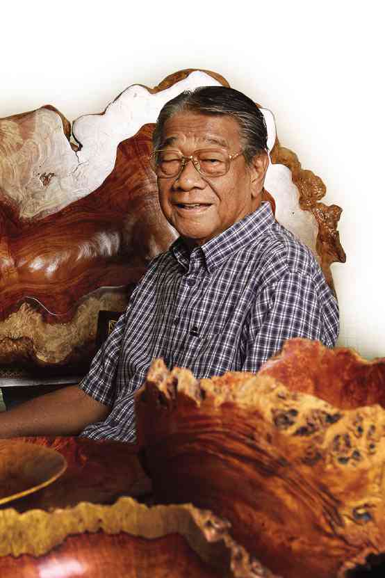 OSMUNDO Esguerra poses with his turned bowls and a large amboyna tray.