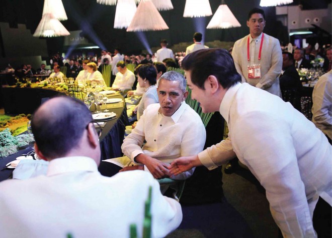 PRESIDENT Aquino introduces Paul Cabral as the “man who makes allmy clothes and who designed our ‘barong.’” Obama replies, “Great job” and shakes Cabral’s hand.