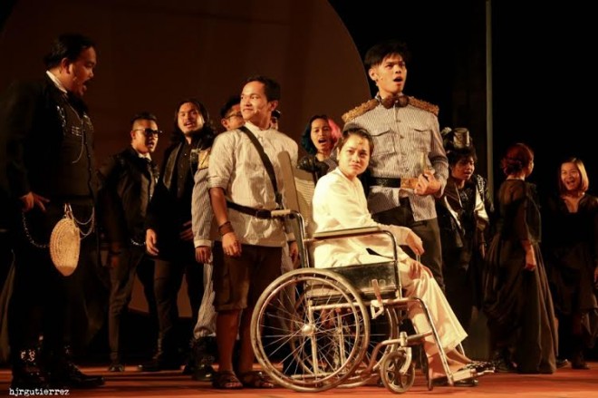 Delphine Buencamino, Antonio Ferrer and the cast of Tanghalang Pilipino’s “Mabining Mandirigma”—music by Joed Balsamo, libretto by Nicanor Tiongson, set design by Toym Imao, choreography by Denisa Reyes and direction by Chris Millado. PHOTO BY HAZEL GUTIERREZ