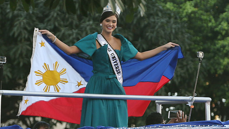 ‘I LOVE YOU, TOO’ This was the response of Pia Alonzo Wurtzbach to supporters who shouted “We love you, Pia!”Many waited for hours to catch a glimpse of the 2015 Miss Universe, who waved to people gathered along Ayala Avenue. EDWIN BACASMAS