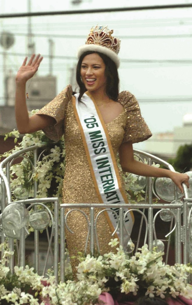 LARA Quigaman, Miss International 2005, wearing her diamond- and Mikimoto pearl-studded crown during her victory parade in Metro Manila (INQUIRER PHOTO)