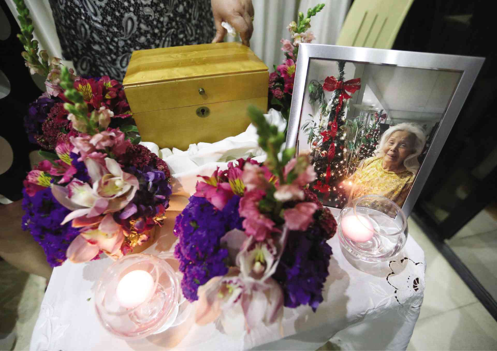 WOODEN urn containing Erlinda Kalaw-Ilusorio’s ashes, with a photograph of her taken last November.