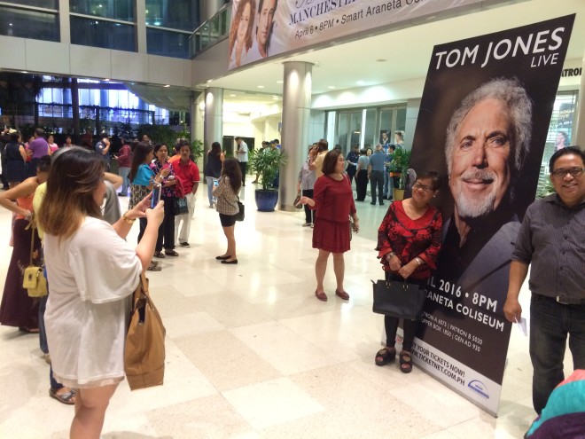 After learning of the concert's cancellation, Tom Jones fans had to content themselves by posing for photos beside a poster at the venue. Photo by Pocholo Concepcion