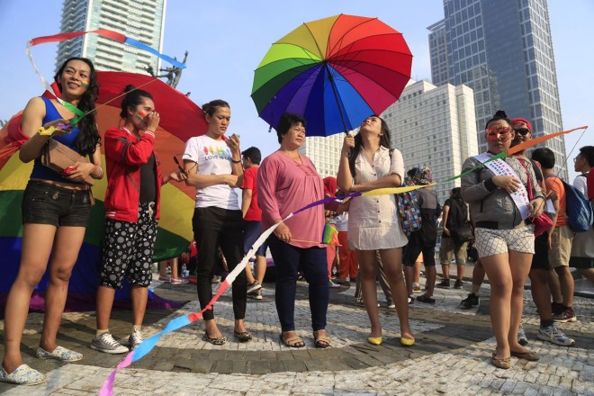 Supporters of rights for Lesbian, Gay, Bisexual, Transgender, Intersex and Questioning (LGBTIQ) people protest at the Hotel Indonesia traffic circle on May 17, 2015. The protest, which was held to celebrate International Day Against Homophobia, Biphobia and Transphobia, called for an end to violence and discrimination toward the LGBTIQ community. (JP/Wendra Ajistyatama)
