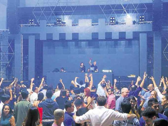 EUPHORIC crowd at a popular BGC nightclub —POCHOLO CONCEPCION