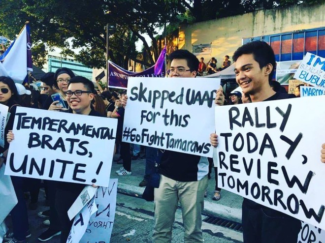 Students from Far Eastern University show placards with funny, witty statements. —SID NAKAYAMA