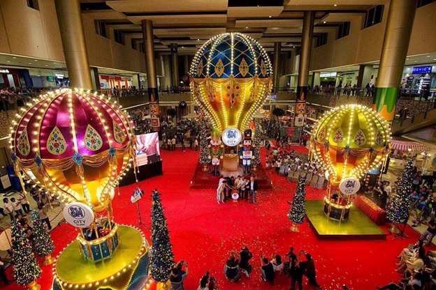 Majestic colossal jewel Hot Air Balloons will take you up the Christmas Night Sky this Yuletide season! SM City Clark’s The Event Center can’t get any brighter with this grand holiday illumination!