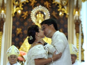 Mar Roxas and Korina Sanchez kiss after their wedding ceremony at Santo Domingo Church Quezon City in this October 27, 2009 file photo. EDWIN BACASMAS/INQUIRER