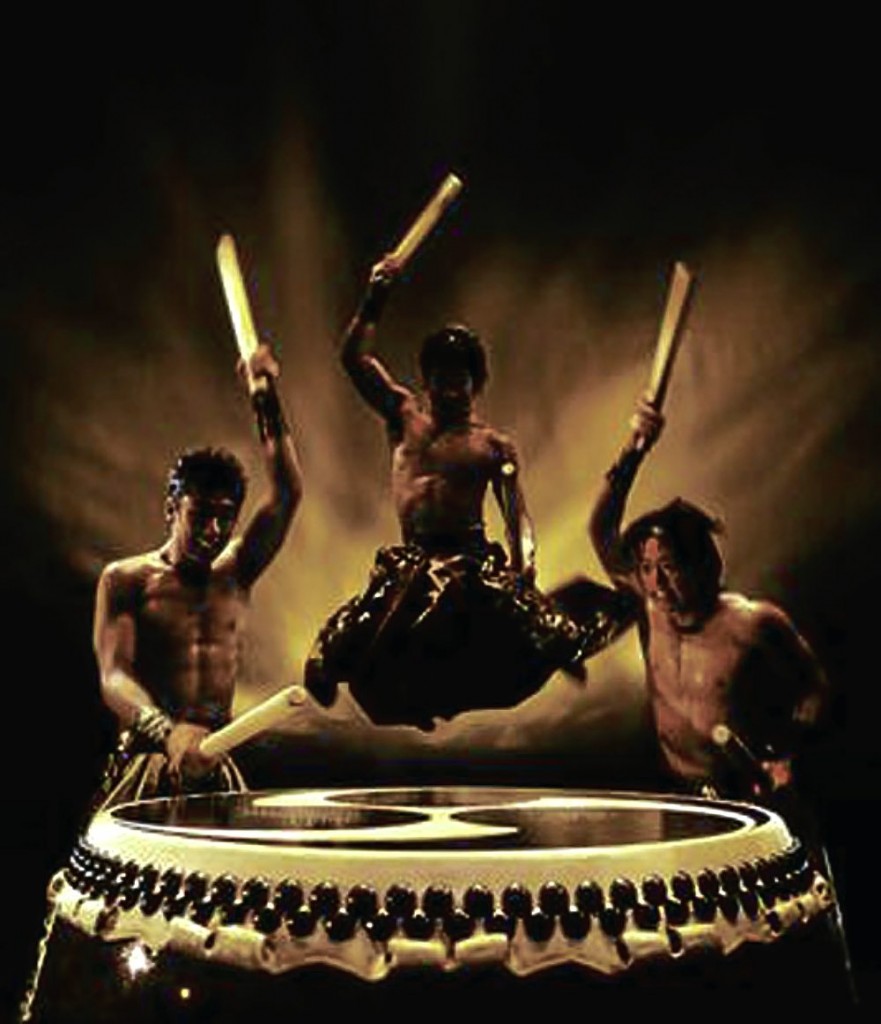 танцы африканцев. африканские национальные танцы. шаманские танцы. танец под барабаны. танец живота под барабаны.