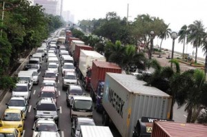 Container trucks stick to the MMDA-designated “express trade lane” but cause an endless traffic tailback on Roxas Boulevard on Friday. MARIANNE BERMUDEZ - See more at: http://motioncars.inquirer.net/31727/two-more-weeks-of-traffic-gridlock-in-northern-metro-manila-seen#sthash.ntqc3k62.dpuf