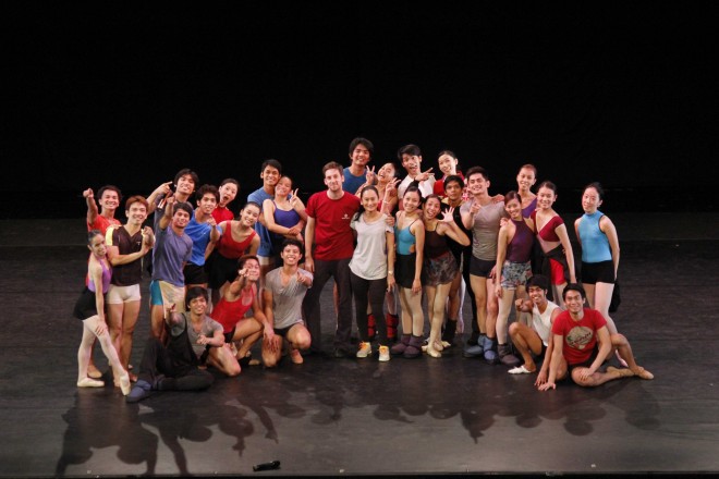 Jonathan Watkins (center) with Ballet Manila artistic director Lisa Macuja-Elizalde and the working cast of “Present Process”. CONTRIBUTED PHOTO/Ballet Manila