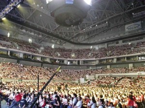 full-house crowd atMOA Arena PHOTOS BY POCHOLOCONCEPCION