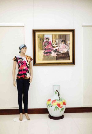 MANNEQUIN wearing casual top and head scarf with prints drawn from Aguilar Alcuaz’s works PHOTOS BY JILSON S ECKLER TIU