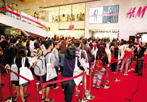 LESS than two hours before H&M’s opening, the number of people in line swell to nearly 4,000. PHOTOS BY KIMBERLY DELA CRUZ
