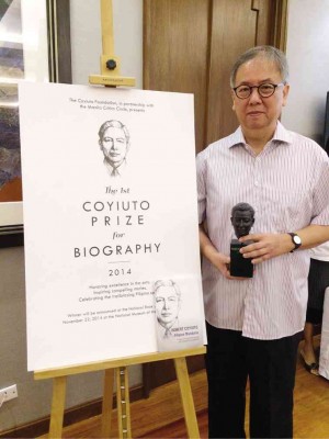 JAMES G. Coyiuto posing with Coyiuto prize bust RUEL S. DE VERA