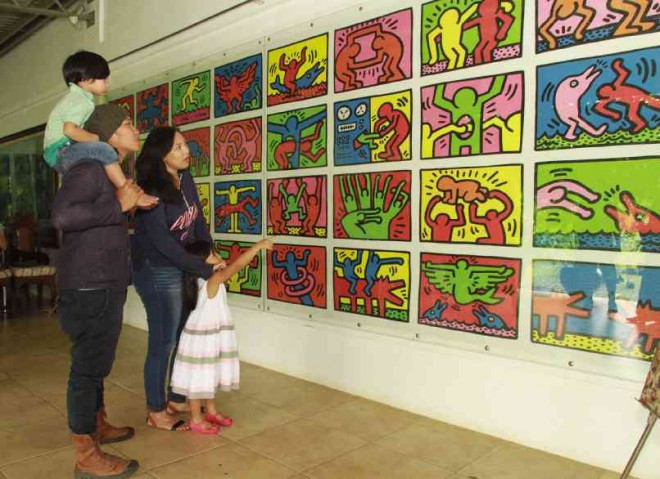 JINGGOY and Mutya ask their kids to identify the colors and shapes on Keith Harring’s puzzlemural at the PuzzleMansion.