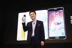 SAMSUNG Electronics Singapore president Harry Lee presents the GALAXY Note 4 4G+.