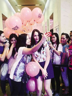 JULIAMontes with fans during her meet-andgreet