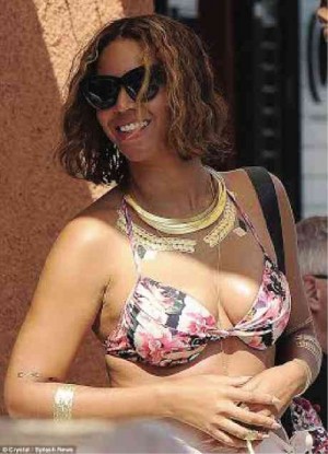 BEYONCÉ sporting multiple temporaries while on holiday