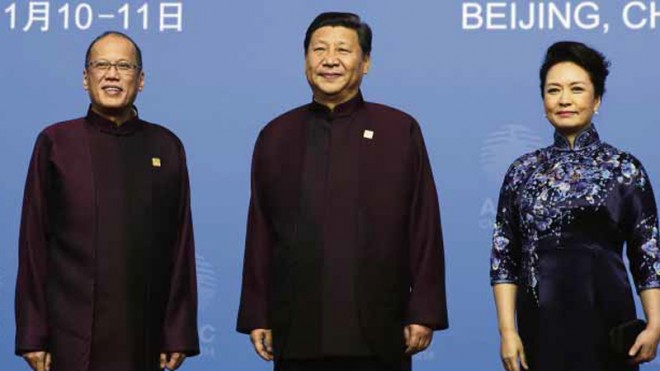 MAOSUITSANDSTAR TREK President Aquino is welcomed by Chinese President Xi Jinping and Madame Peng Li Yuan at a dinner for participants of the 22nd Asia-Pacific Economic Cooperation (Apec) Leaders’ Meeting in Beijing. Apec members account for 40 percent of theworld’s population and 44 percent of world trade. MALACAÑANG PHOTO