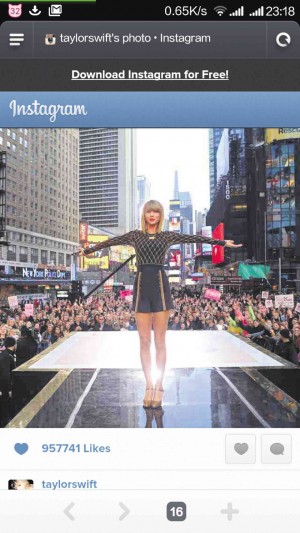 TAYLOR Swift in Times Square