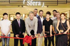 EL CORTE Ingles Group’s expansionmanager, Guillermo Lopez; business developmentmanager, Martin Pein; and visual merchandising manager Cesar Lopez lead in the Sfera store’s ribbon cutting at SM Makati. Also in photo are Angel Jacob and Agoo Bengzon.