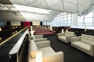 THE WING Open ceilings and unobstructed views remain the hallmarks of The Wing. The lounge furniture is sourced from the world’s best craftsmen and designers, specially selected to provide comfortable seating for passengers.