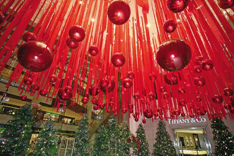 AMERRY stream of red stain ribbons and oversize Christmas balls and vari-sized trees at Rustan’s Shangri-La’s second level, a stark contrast to last year’s white Christmas PHOTOS BY KIMBERLY DE LA CRUZ