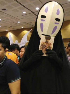 ACOSPLAYER dressed as Miyazaki’sNoFace lines up to get his “Tabi Po” copy signed