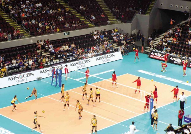 THE GOLDEN Tigresses and LadyWarriors warming up PHOTOS BY PAMELA DONEA BOLAÑOS