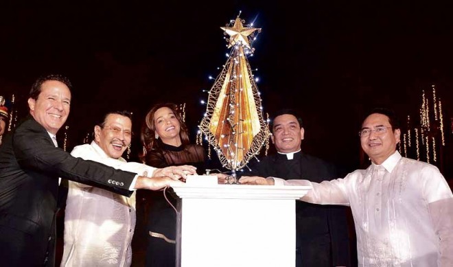 CEREMONIAL switch-on of the electronic chimes of the UST Martyrs Carillon Bells, which traditionally opens the UST Christmas Concert: Iñigo Zobel, Mayor Joseph Estrada, Maricris Zobel, UST Rector Fr. Herminio Dagohoy, and UST Museum director and concert head Fr. Isidro Abaño