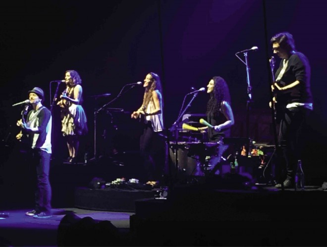 JASONMraz and Raining Jane performing at the Smart Araneta Coliseum last Nov. 27 ANGELA IGNACIO