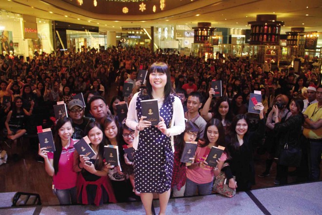 Lang Leav with the massive crowd at her signing at Shangri-La Plaza