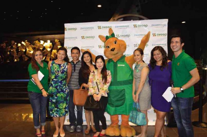 HOSTS DJ JustinQuirino (far right) and Nikki Viola (far left) flank the winners of the speed shopping challenge. With them is Sweep’s kangaroomascot, Miss Skippy.