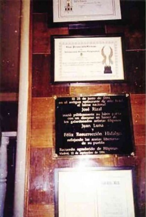 BRONZE plaque and other Rizal memorabilia installed at the ground floor lobby of Hotel Ingles.