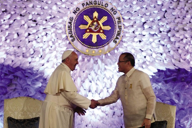 WALL OF PEACE  A wall festooned with doves, the traditional symbol of peace, serves as an apt background for the meeting between Pope Francis and President Aquino on Friday morning in Malacañang.  Filipinos, especially in areas devastated by Supertyphoon “Yolanda,” have expressed hopes that the papal visit would bring peace and healing in the country.  MALACAÑANG PHOTO BUREAU