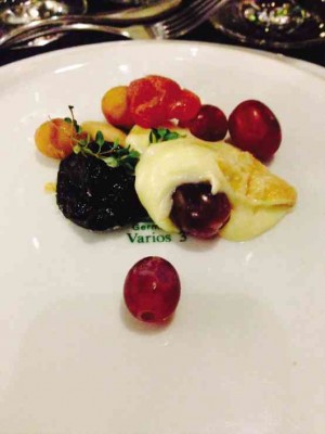 EPOISSES(Burgundycheese)withfruits onaninvertedplate 