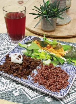 M.O.M’s plate consists of Cordillera Rice, raw and cooked organic vegetables and an organic meat viand. NELSON MATAWARAN