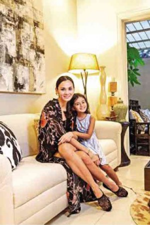 MADONNAANDCHILD Amina Aranàz-Alunan with Helena, the second of her three children.Wary of not making the family residence look untouchable, shemakes it a stressfree hub of activity, thanks to the sturdy sofa daybed covered in stain-resistant fabric.