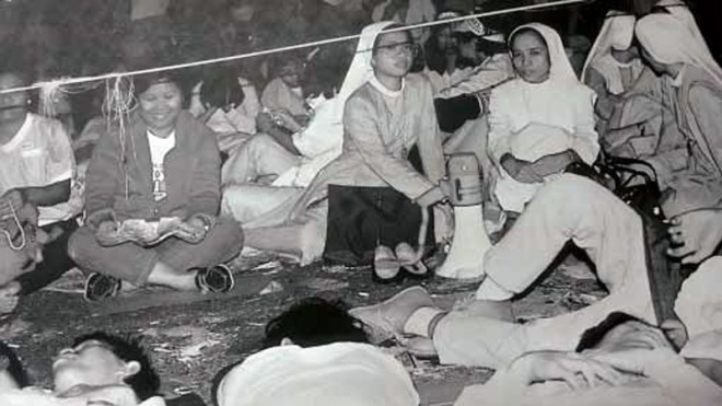 NOPICNIC Nuns and other activists keep vigil while others try to catch sleep on the hard ground surrounding Camps Aguinaldo and Crame on Edsa. PHOTOS FROM THE BOOK “PEOPLE POWER”