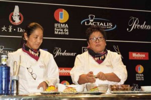 CHEFS Margarita Fores andMyrna Segismundo demonstrate how to make sinuglaw