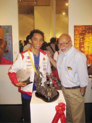 ANDREW Denila with artist and judge Raul Isidro