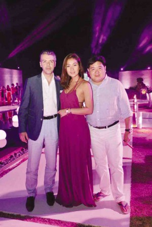 CHARRIOL’S Thibaud Jaouen and SSI Group president Anton T. Huang flank Phoemela Barranda, who won a St.-Tropez Style watch for having the “best St.-Tropez style.”