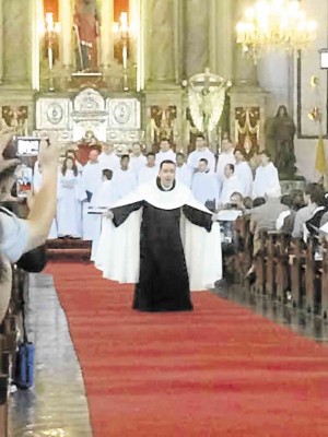 COLOMBIAN Carmelite friar Fr. Alejandro Gonzales performs Cantico Espiritual by Carmelitemystic-poet St. John of the Cross. PHOTOS BY DELAN ROBILLOS
