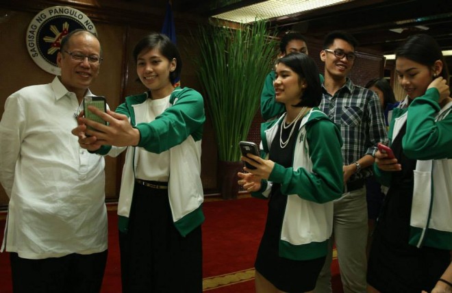 PRESIDENT Aquino joins the De La Salle University Lady Spikers in a selfie shot along with the Ateneo de Manila University men’s and women’s volleyball teams at Heroes Hall in Malacañang Palace on Tuesday. RYAN LIM, MALACAÑANG PHOTO BUREAU