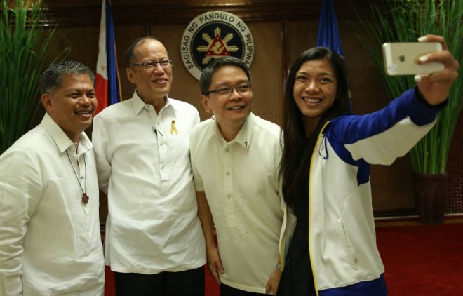 PRESIDENT Aquino joins Education Secretary and La Sallian Bro. Armin Luistro and Ateneo de Manila University president Fr. Jett Villarin, SJ, in a selfie taken by Ateneo Lady Eagle Alyssa Valdez.